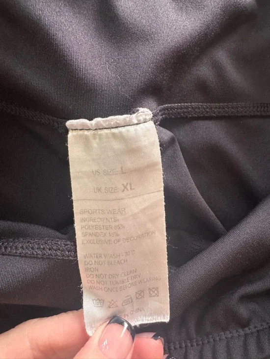 High-Waist Black Athletic Bike Shorts with Side Pockets - Picture 3 of 3